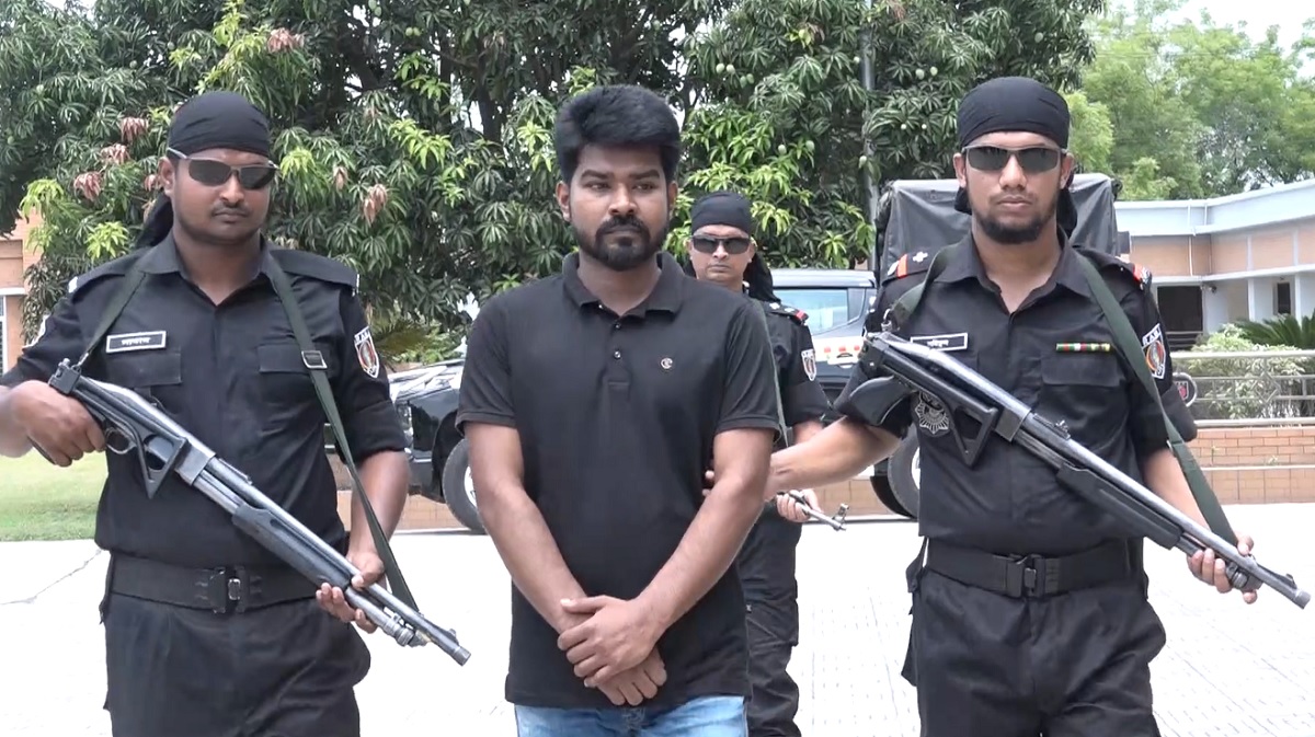 অস্ত্র হাতে ফেসবুকে ভাইরাল সেই ছাত্রলীগ নেতা আটক