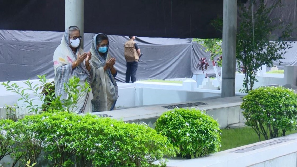 বনানী কবরস্থানে স্বজনদের কবর জিয়ারত করলেন শেখ হাসিনা ও শেখ রেহানা