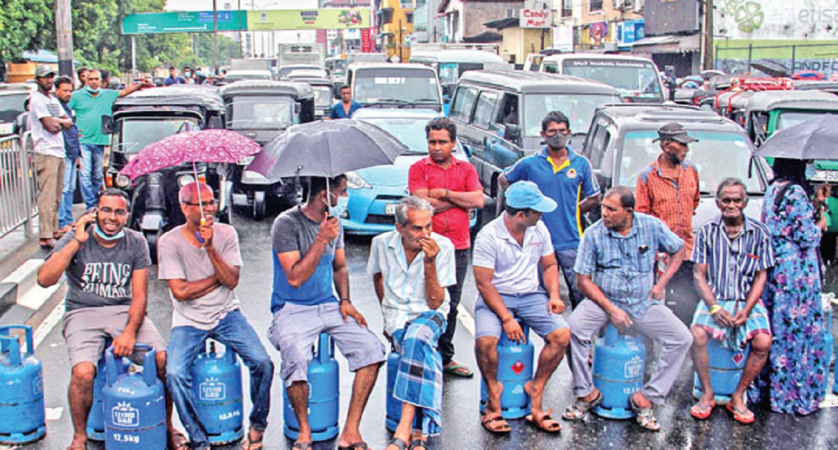 খালি গ্যাস সিলিন্ডার নিয়ে রাস্তায় শ্রীলঙ্কানরা