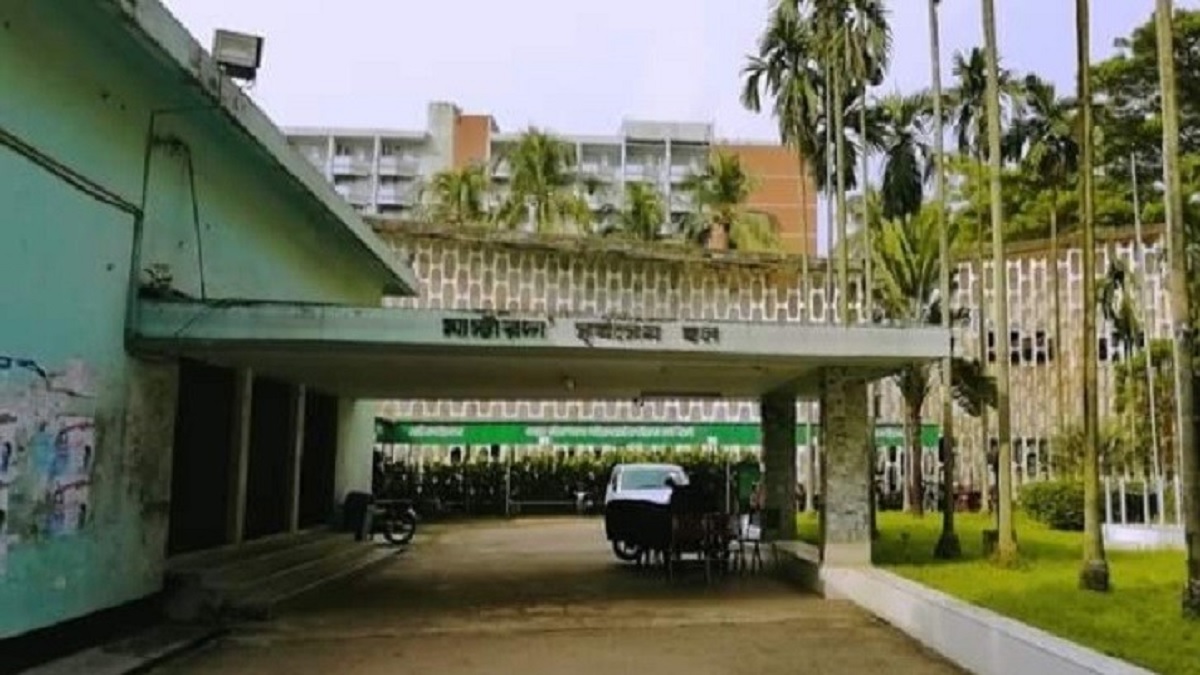 সালাম না দেয়ায় ছাত্রলীগ কর্মীর বিরুদ্ধে ঢাবি ছাত্রকে থাপ্পড়-লাথির অভিযোগ