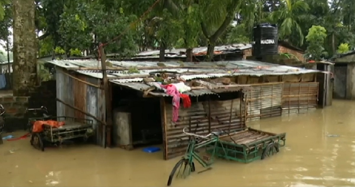 সিলেটে কিছুটা কমেছে বন্যার পানি, তবু ভোগান্তির সাগরে ডুবছে নগরবাসী