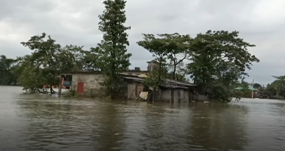 বাড়ি ও আশ্রয়কেন্দ্রে পানির মধ্যেই বসবাস সিলেটবাসীর