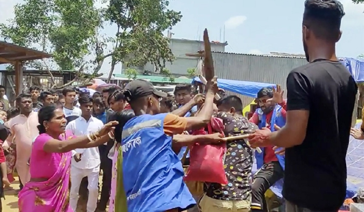 জাফলংয়ে পর্যটকদের লাঠিপেটা, আটক ২