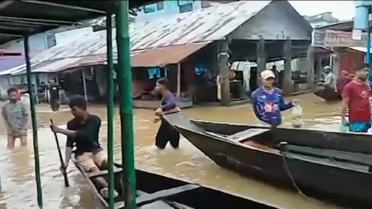 সিলেট নগরীর সড়কে চলছে নৌকা