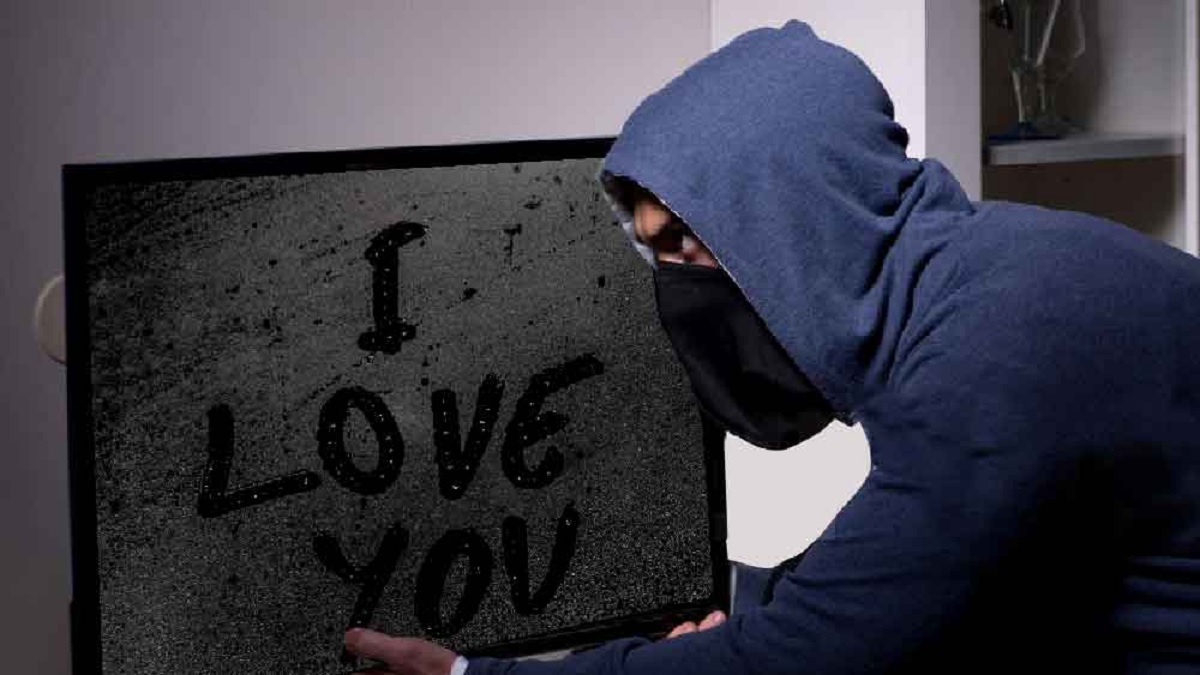 ঘর থেকে ২৭ লাখ টাকা চুরি, টেলিভিশনে লিখে গেলো ‘আই লাভ ইউ’