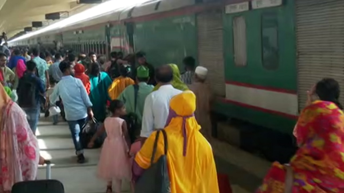 ট্রেনে কেউ ফিরছেন, কেউ আবার বাড়ির পথে