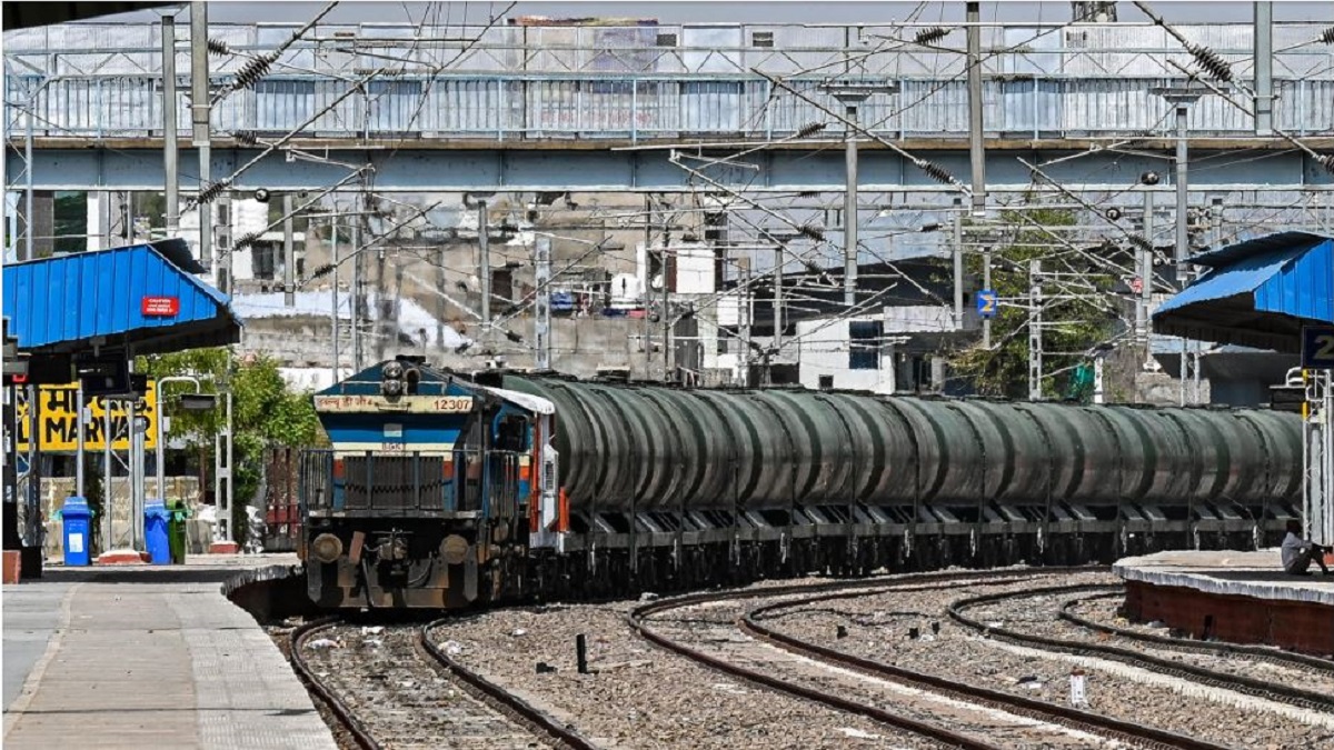 চাহিদা মেটাতে ট্রেনে পানি সরবরাহ করা হচ্ছে ভারতে