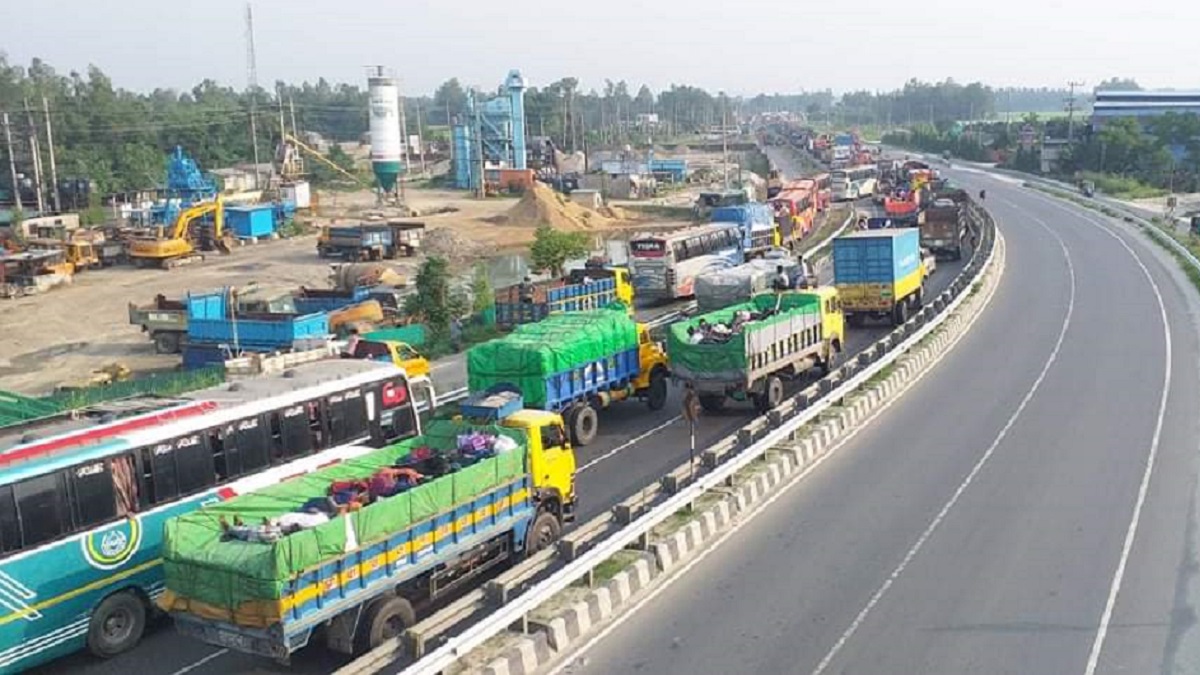 ঢাকা-টাঙ্গাইল-বঙ্গবন্ধু সেতু মহাসড়কে ১৫ কিলোমিটার জুড়ে যানবাহনের দীর্ঘ সারি