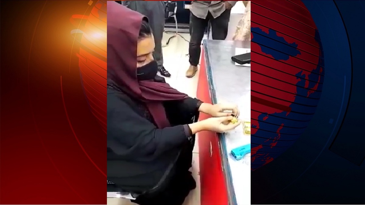 শাহজালালে ৮টি স্বর্ণের বারসহ এক নারী আটক