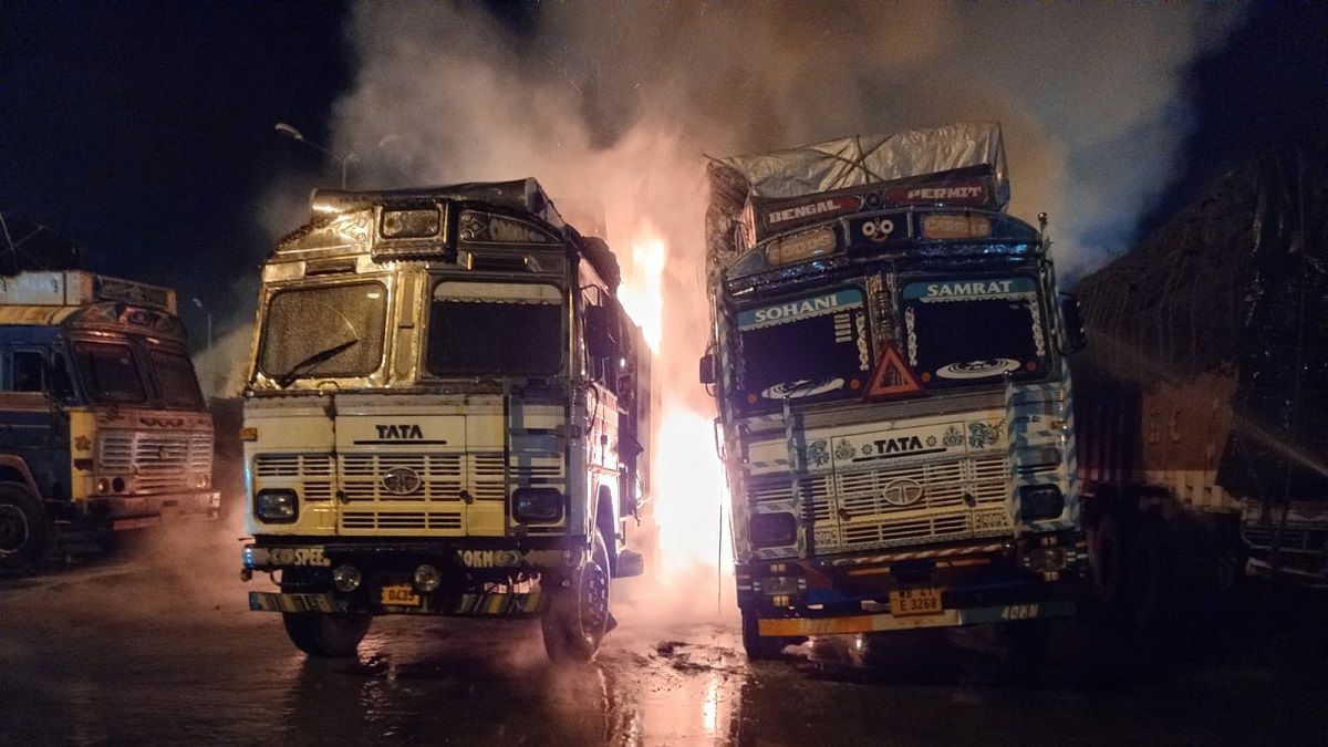 পেট্রাপোল বন্দরে ৩ ট্রাকে আগুন, ভস্মীভূত ট্রাকসহ পণ্য চালান