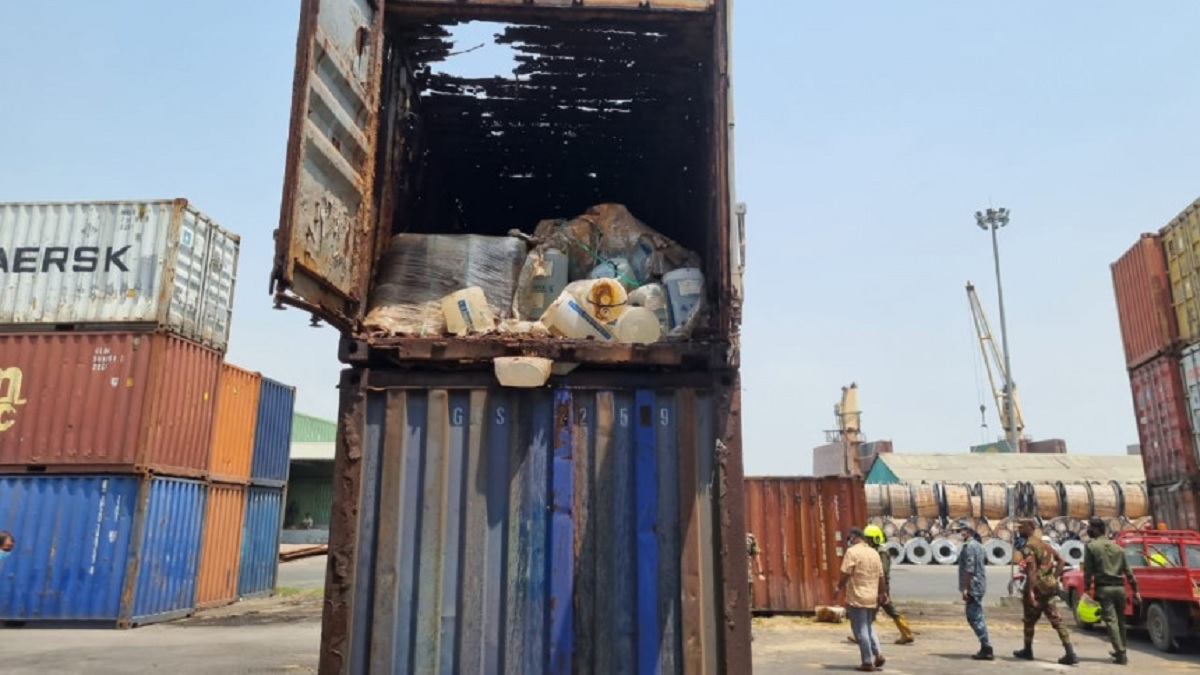 চট্টগ্রাম বন্দরে এসিডের কন্টেইনারে ধোঁয়া, আতঙ্ক