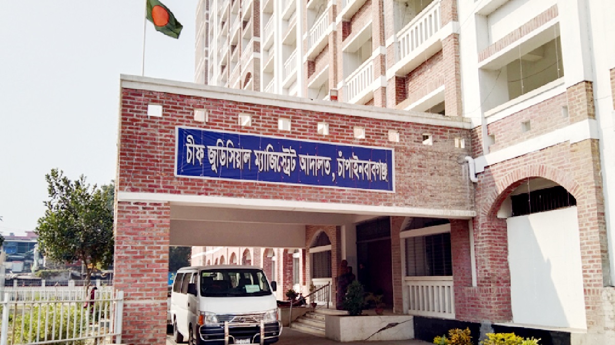 আসামি ধরতে না পারায় আদালতের কাছে ক্ষমা চাইলেন ওসি