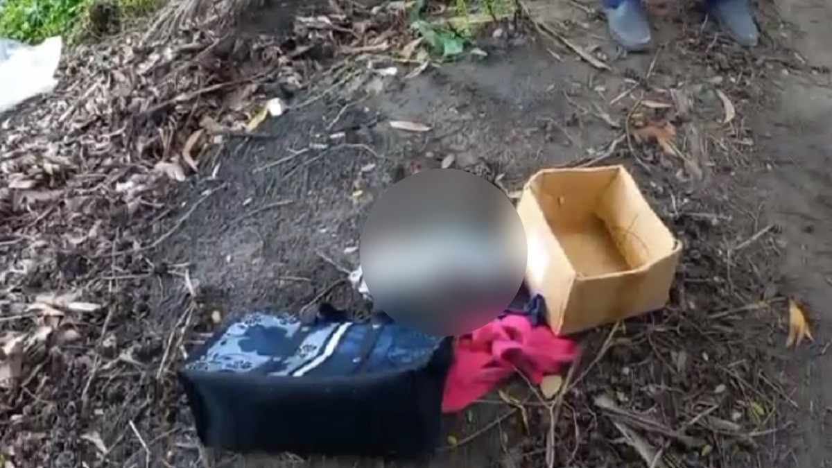 রাস্তার পাশে পড়ে ছিল কাপড়ে মোড়ানো নবজাতকের মরদেহ
