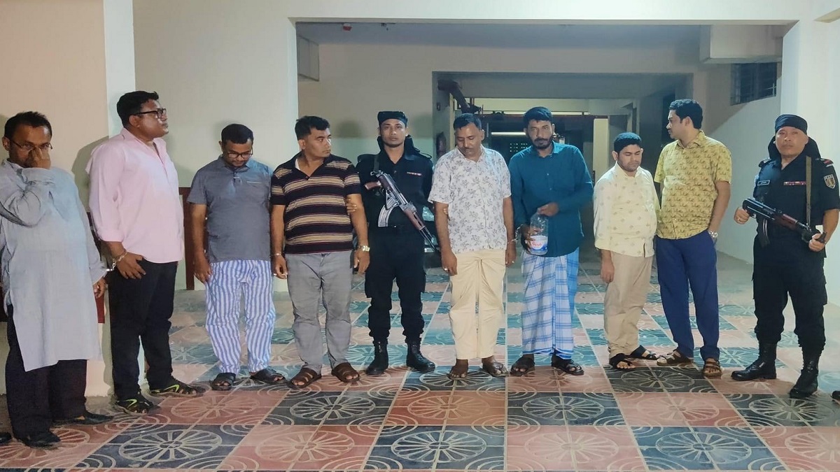 কক্সবাজারে কটেজে গ্রেফতার আট জুয়াড়ি, জব্দ বিপুল টাকা ও খেলার সরঞ্জাম