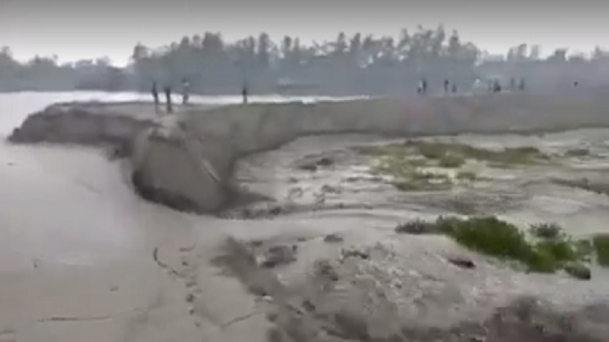 মাদারগঞ্জে রাস্তা ভেঙ্গে আসা প্রবল স্রোতে ভাসছে শহর