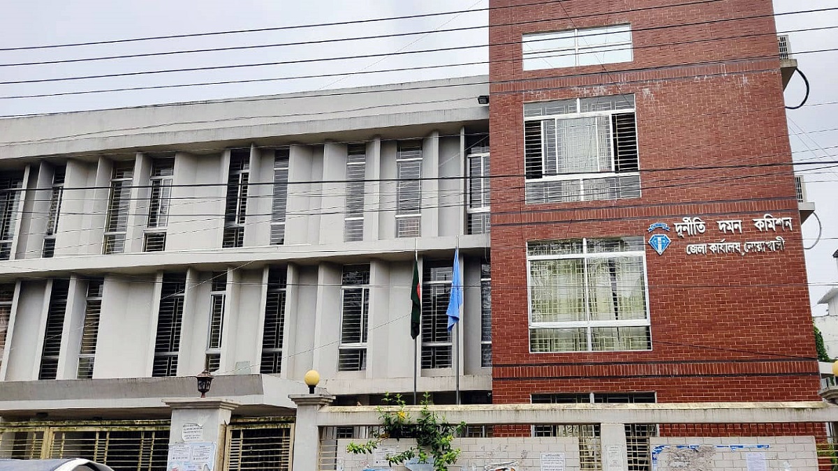 ম্যাসেজ জালিয়াতি করে অর্থ আত্মসাতকারী ডাক বিভাগের ৩ কর্মকর্তার ১৯ বছরের কারাদণ্ড