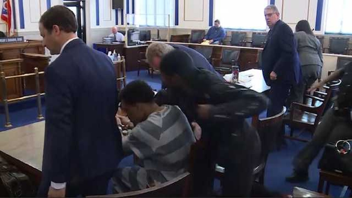 আদালতেই সন্তানের হত্যাকারীকে বাবার আক্রমণ