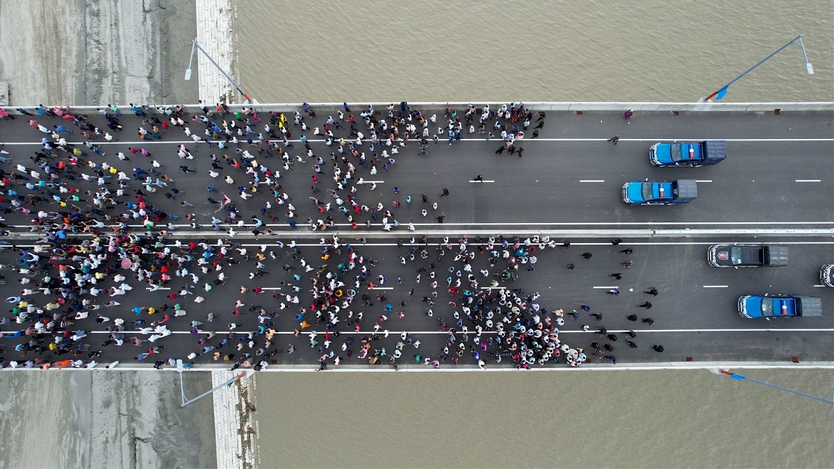 অনেক পথ হেঁটে এসে বৃদ্ধ বললেন, কষ্টের দিন ‘শ্যাষ’
