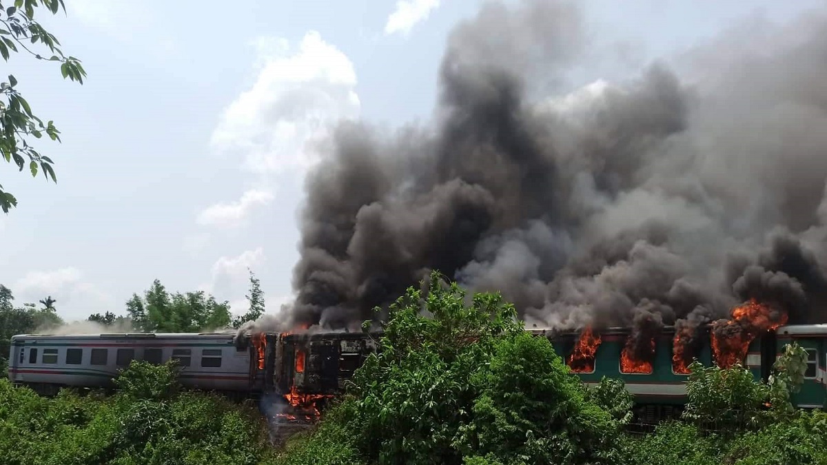 নিয়ন্ত্রণে পারাবত ট্রেনে লাগা আগুন, সিলেট রুটে রেল যোগাযোগ স্বাভাবিক