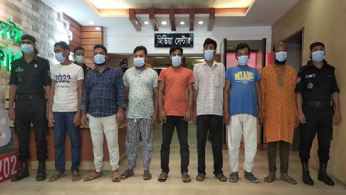 চোরাই মোবাইলের আইএমইআই বদলে ভাসমান দোকানে বিক্রি করতেন তারা