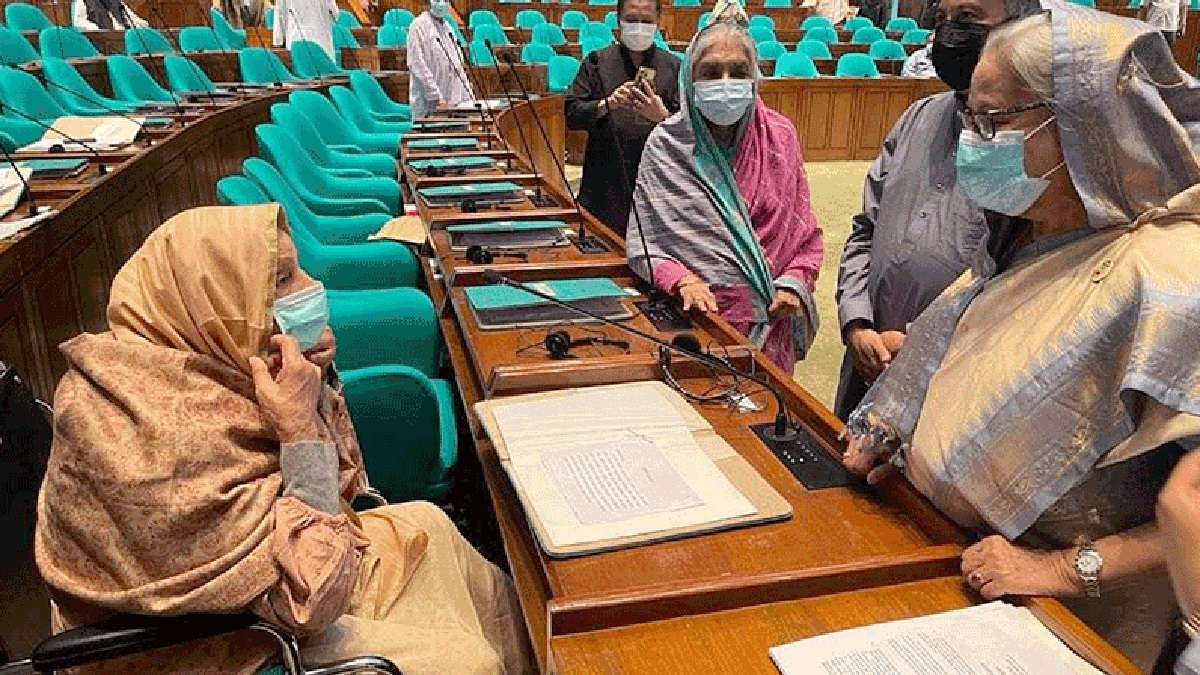 অনেকদিন পর সংসদে রওশনকে দেখে এগিয়ে গেলেন প্রধানমন্ত্রী