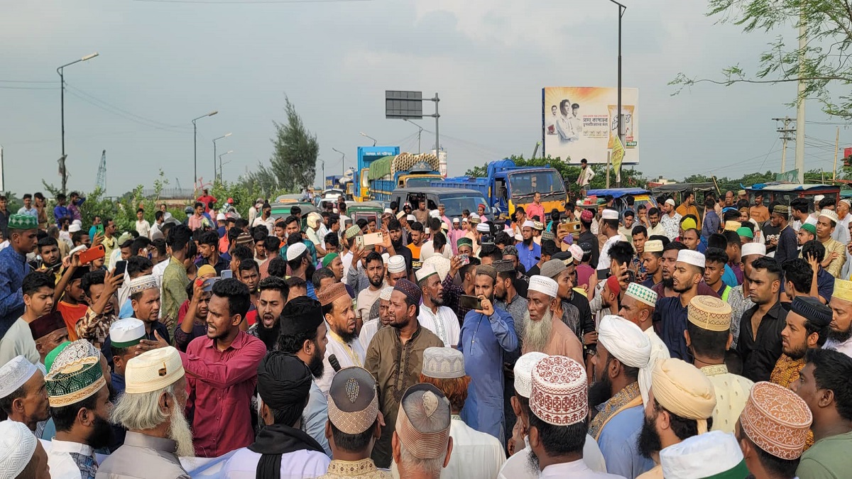 বিশ্বনবীকে নিয়ে কটূক্তির প্রতিবাদে এশিয়ান হাইওয়ে সড়ক অবরোধ, ১৫ কি.মি. দীর্ঘ যানজট