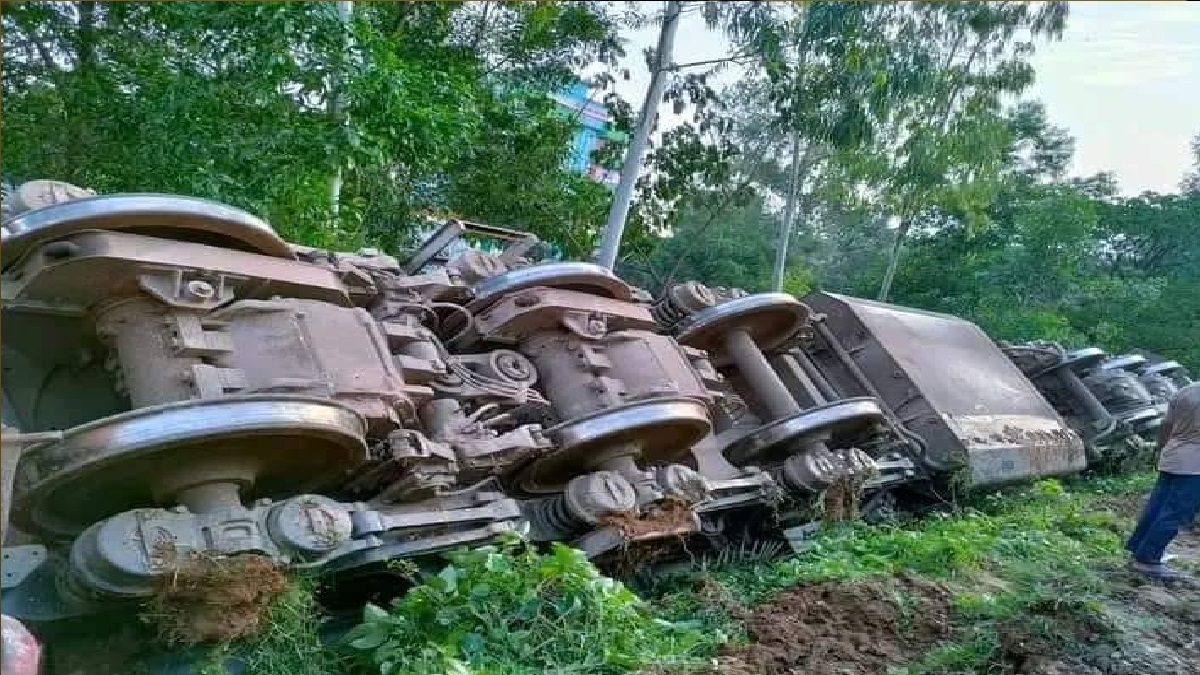 টাঙ্গাইলে তেলবাহী ট্রেনের ইঞ্জিন লাইনচ্যুত