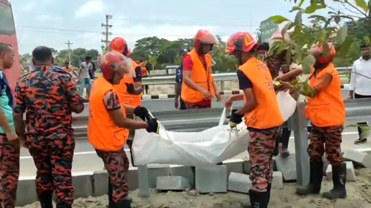 ঢাকা-মাওয়া এক্সপ্রেসওয়েতে অজ্ঞাত গাড়ির ধাক্কায় বৃদ্ধা নিহত