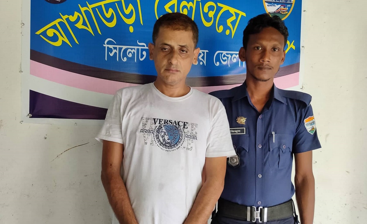 মাতাল অবস্থায় স্টেশনে ট্রেন যাত্রীদের উত্যক্ত, আটক ১