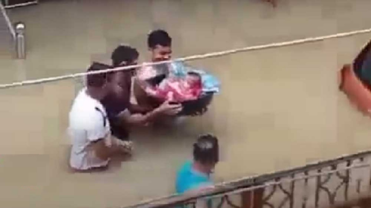 বুকসমান পানিতে ভাসছে ঘর, সদ্যোজাতকে গামলায় নিয়ে বাড়ি ছাড়লেন বাবা