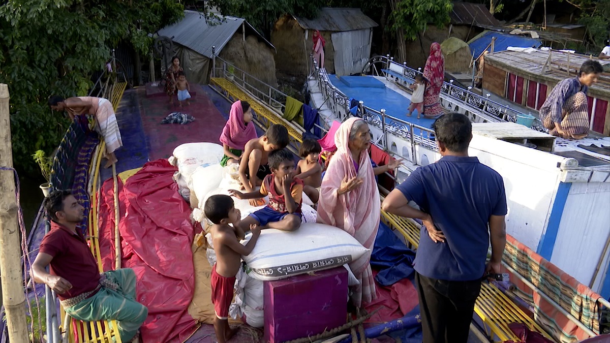 নৌকায় ভাসমান জীবন কাটছে বানভাসি মানুষের, পানিবাহিত রোগের শঙ্কা