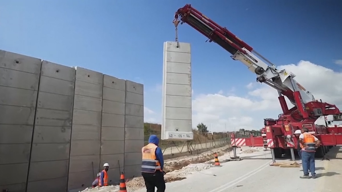 পশ্চিম তীরে দেয়াল নির্মাণ করছে ইসরায়েল