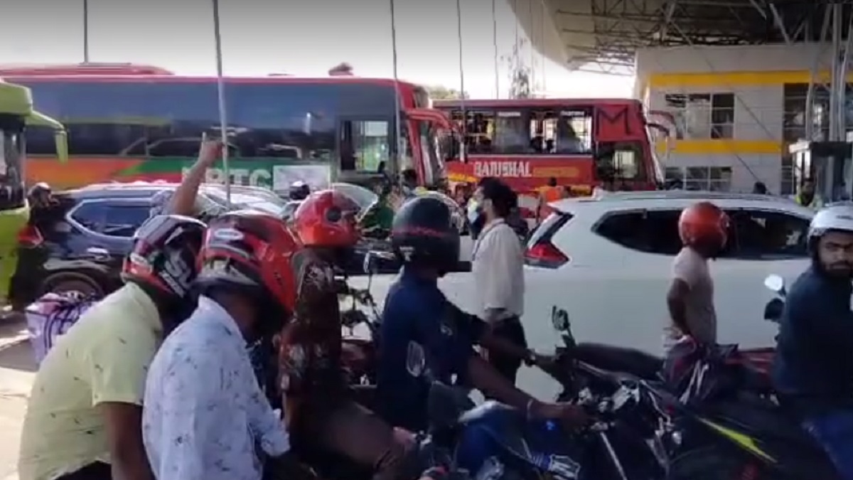 জোর করে সেতু পার হতে চাওয়া বাইকারদের সরিয়ে দেয়া হয়েছে