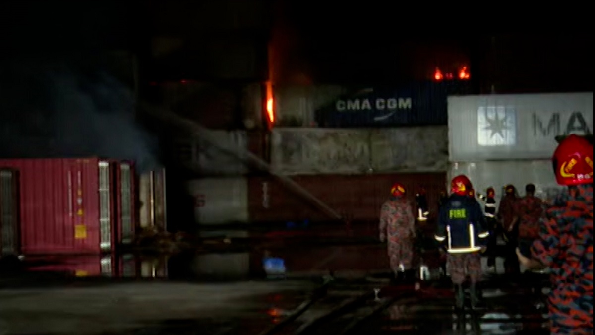 সীতাকুণ্ডে কনটেইনার ডিপোতে সন্ধ্যার পর বেড়েছে আগুন