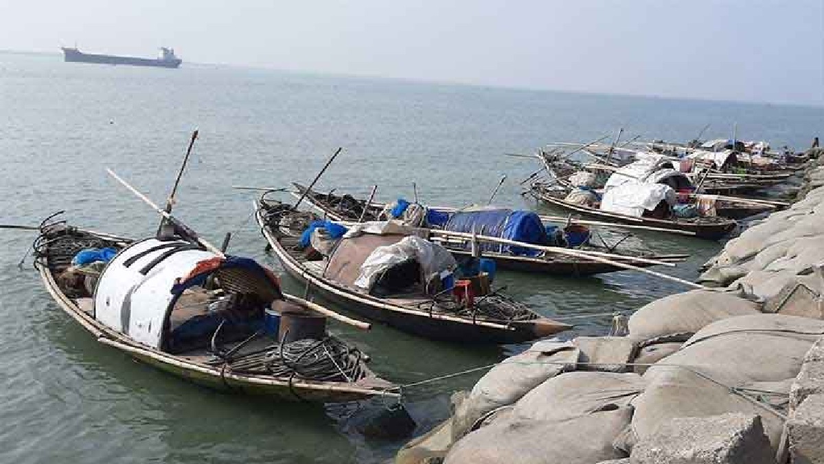 সাগরে মাছ ধরা বন্ধ, মিলছে না সরকারি সহায়তা, উপকূলে জেলেদের মানবেতর জীবন