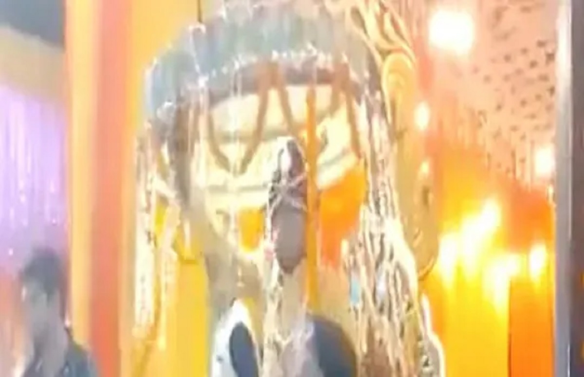 বিয়েবাড়ির জৌলুস বাড়াতে গুলি চালালেন বর, সেই গুলিতে বন্ধুর মৃত্যু (ভিডিও)