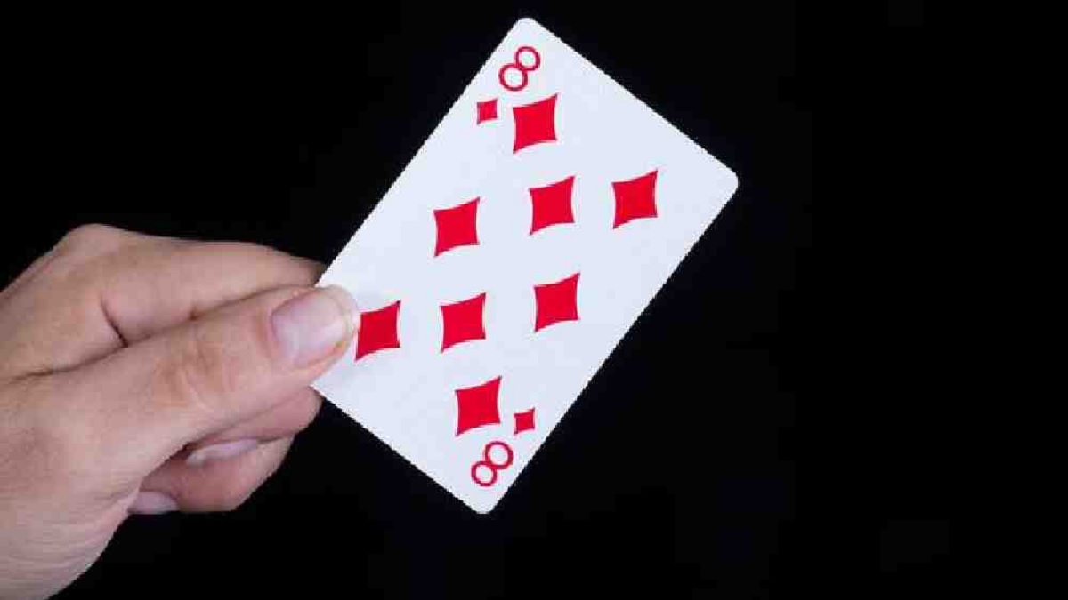 এই কার্ডের মধ্যেই লুকিয়ে আছে তিনটি ৮, খুঁজে বের করার চ্যালেঞ্জ নিন