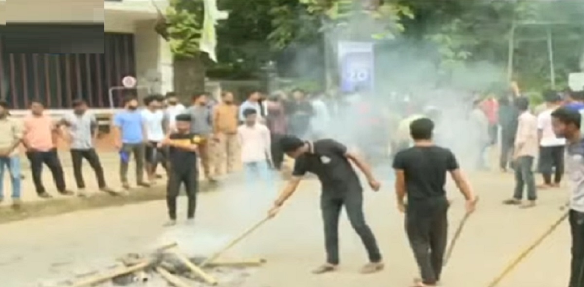 অনির্দিষ্টকালের জন্য চবি বন্ধের দাবি ছাত্রলীগের, পরিস্থিতি নিয়ন্ত্রণে পুলিশ মোতায়েন