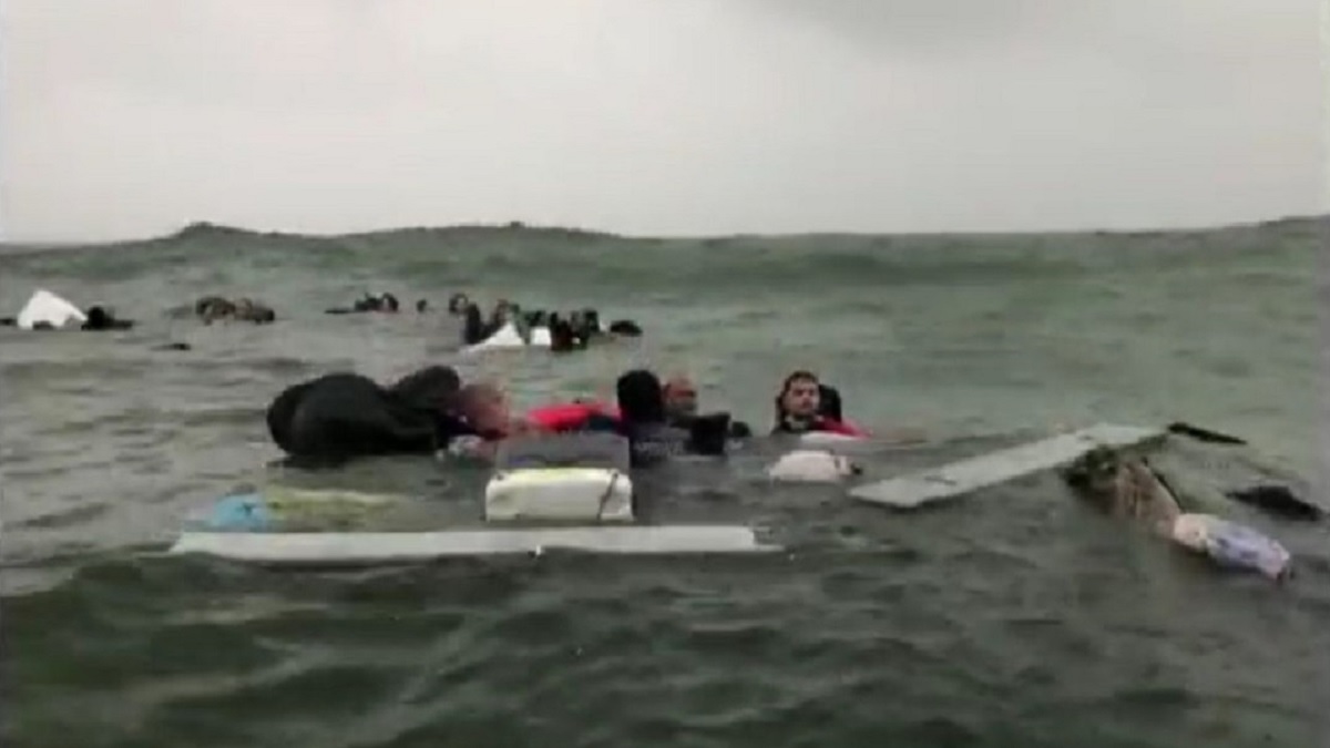 রুদ্ধশ্বাস অভিযানে উদ্ধার কলম্বিয়া উপকূলে ডুবে যাওয়া ২৪ আরোহী