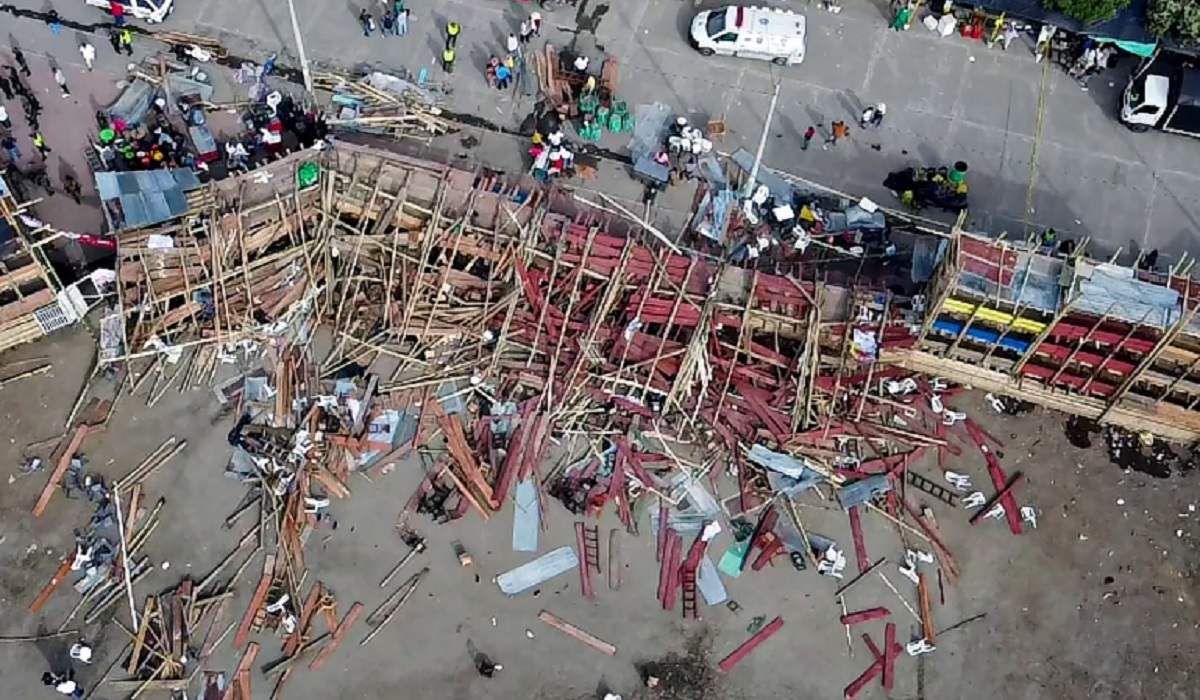 ষাঁড়ের লড়াই চলাকালীন দর্শক স্ট্যান্ড ধসে মৃতের সংখ্যা বেড়ে ৬, আহত শতাধিক (ভিডিও)