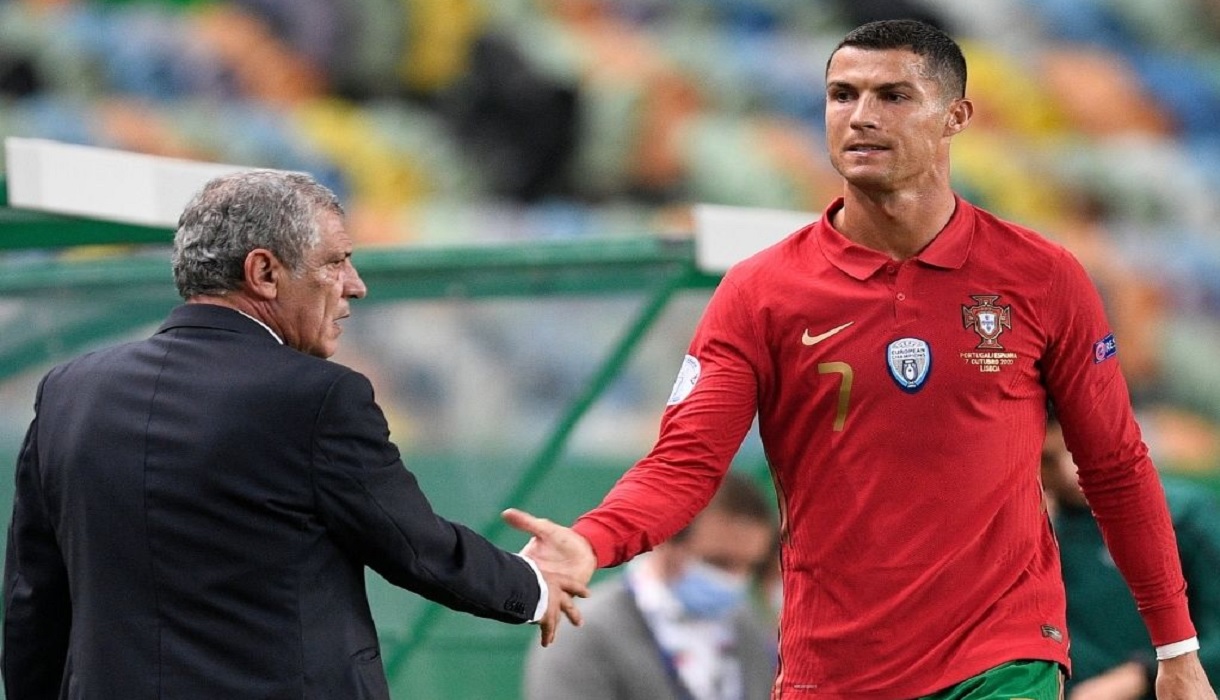 রোনালদোকে শুরুর একাদশে না রেখে প্রশ্নবাণে বিদ্ধ কোচ দিলেন ব্যাখ্যা