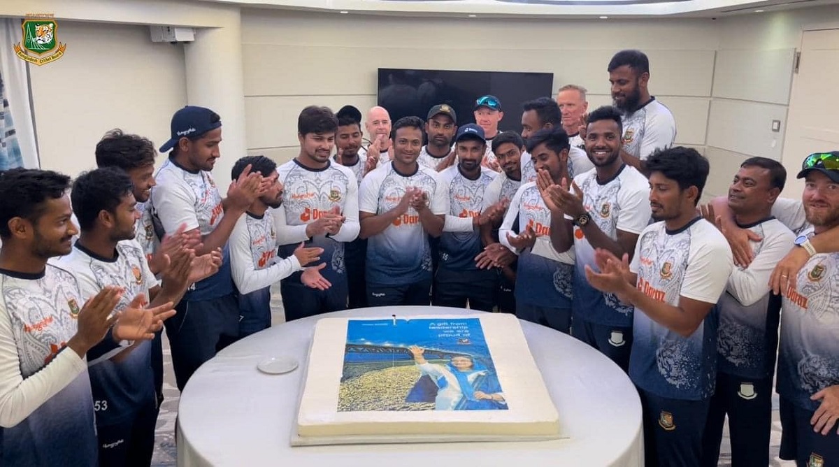 ওয়েস্ট ইন্ডিজে বসে পদ্মা সেতুর উদ্বোধন উপলক্ষে কেক কাটলেন ক্রিকেটাররা