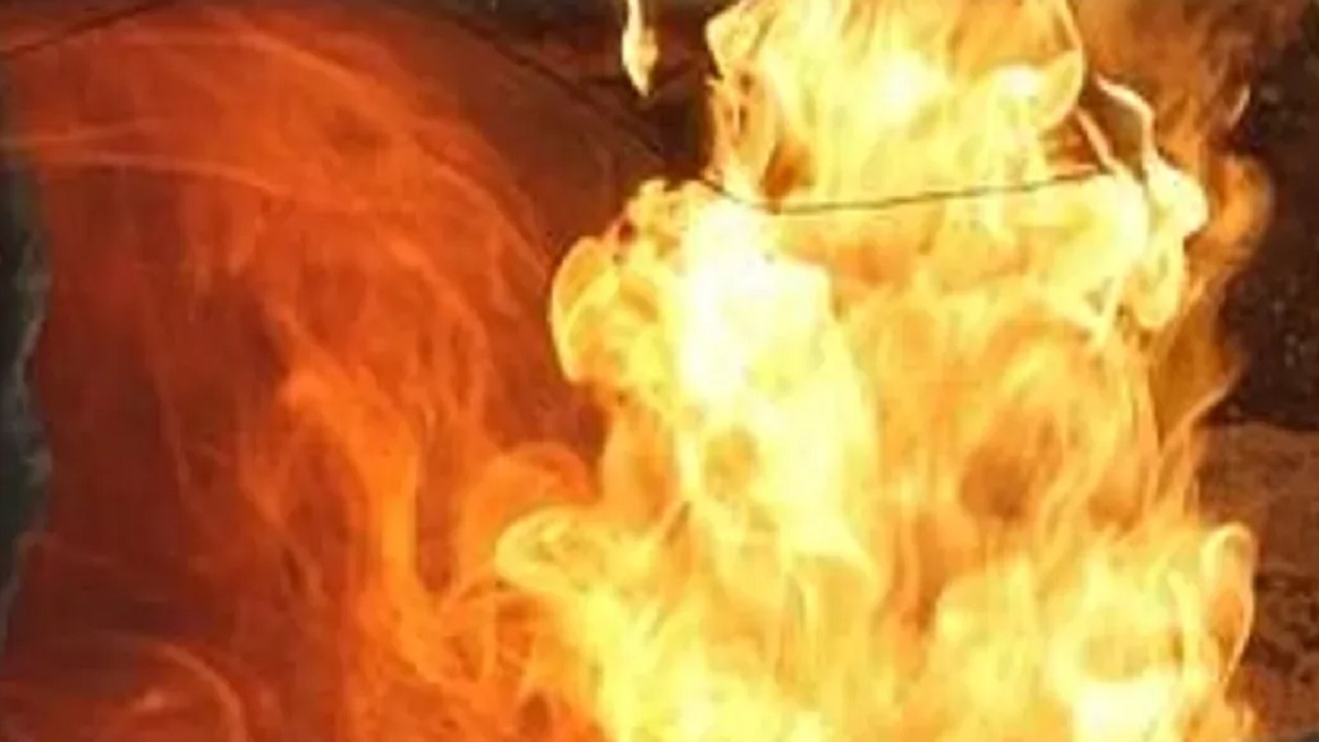 চট্টগ্রামে জুতার কারখানায় আগুন