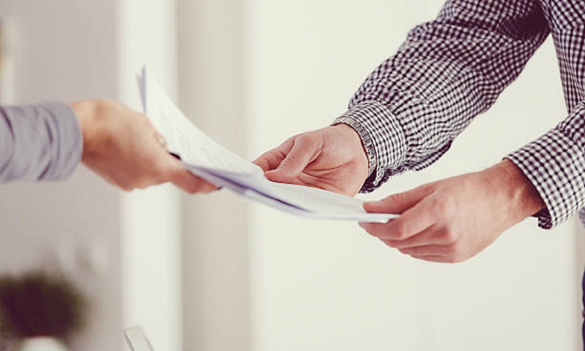 পরীক্ষার হলে স্ত্রীকে উত্তরপত্র দিয়ে কারাগারে শিক্ষক স্বামী