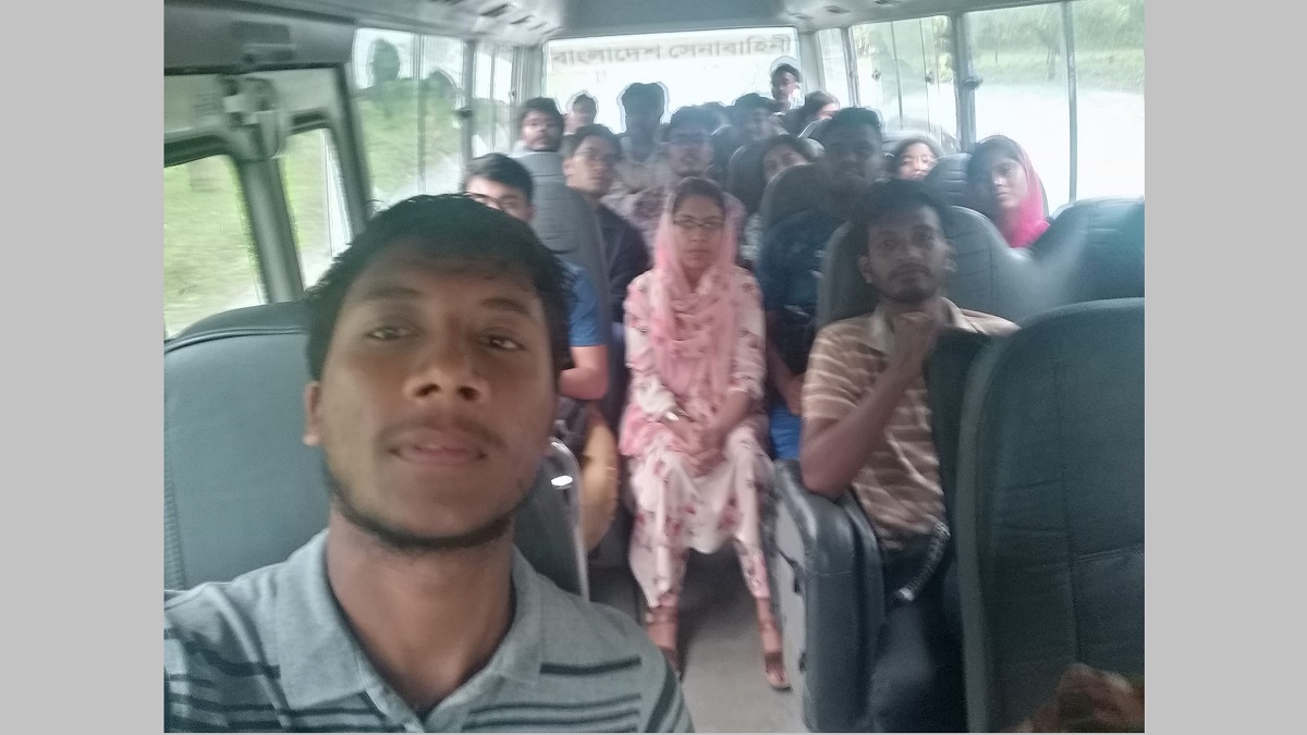 সেনাবাহিনীর বাসে ঢাকা ফিরছে সুনামগঞ্জে বন্যায় আটকা পড়া ঢাবির সেই শিক্ষার্থীরা