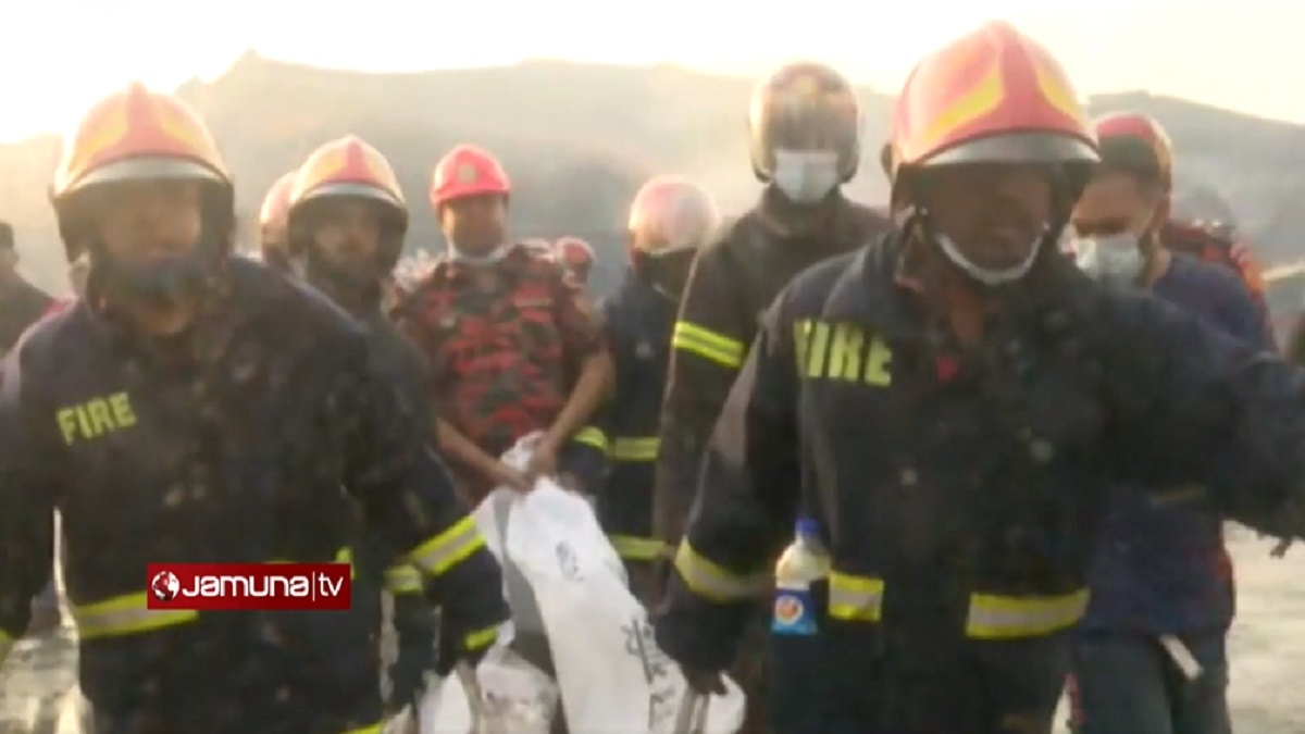 সীতাকুণ্ডে ডিপোতে অগ্নিকাণ্ড, মারা গেছেন ৩ ফায়ার সার্ভিস কর্মী
