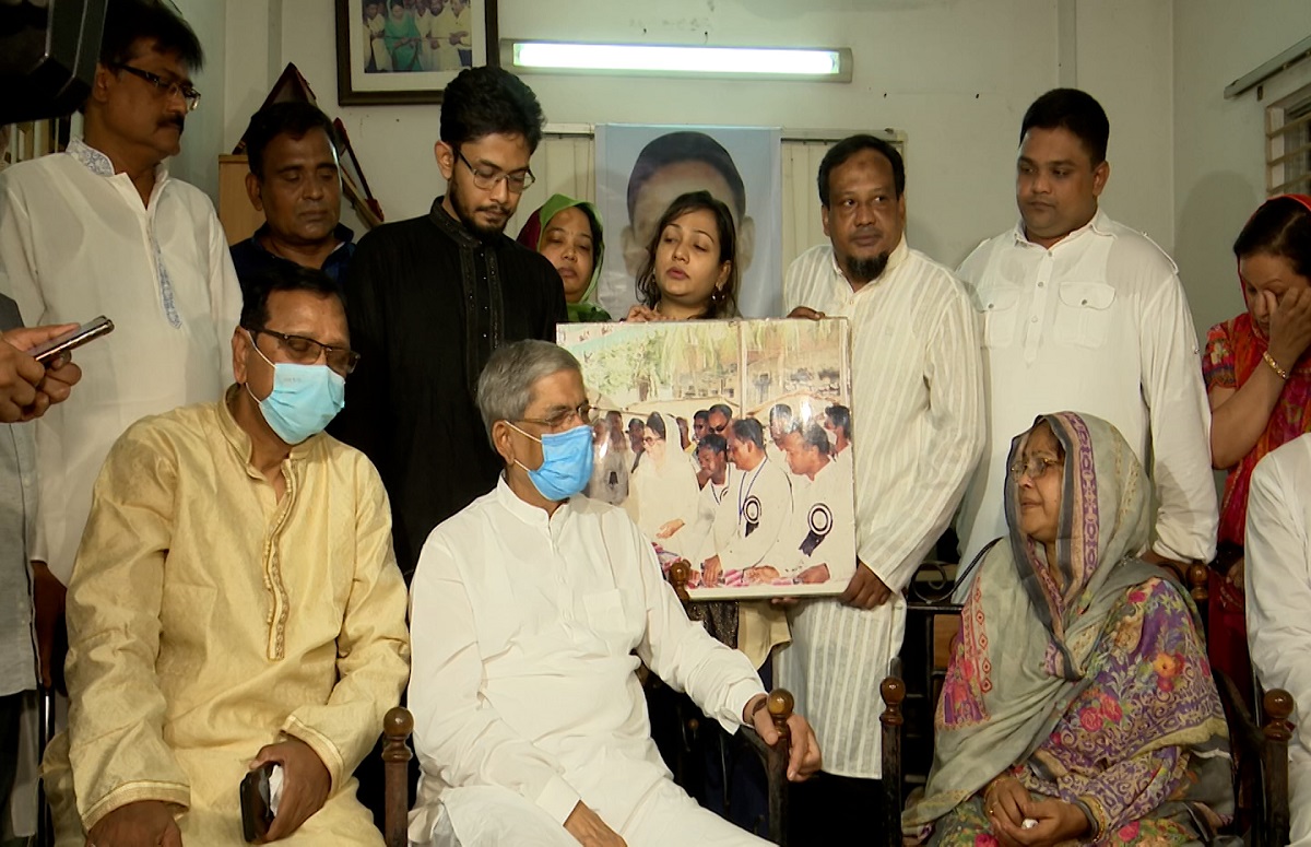 প্রধানমন্ত্রী হেলিকপ্টারে ঘুরে ১০ জনকে ত্রাণের টোকেন দিয়ে চলে এসেছেন: ফখরুল