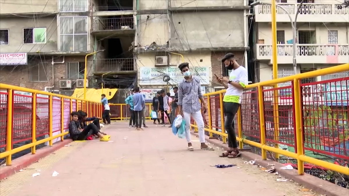 কাজে আসছে না চট্টগ্রামের ফুটওভার ব্রিজগুলো