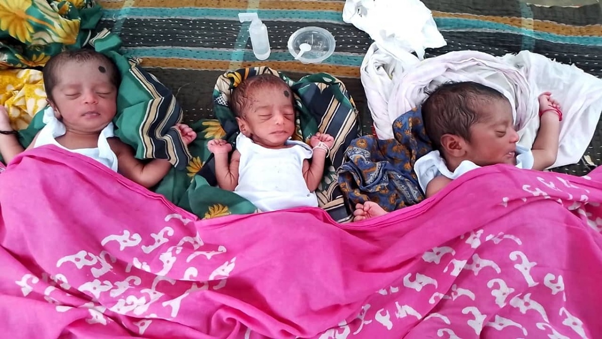 গাইবান্ধায় গৃহবধূর একসাথে তিন কন্যার জন্ম, ভবিষ্যত নিয়ে চিন্তিত দরিদ্র দম্পতি