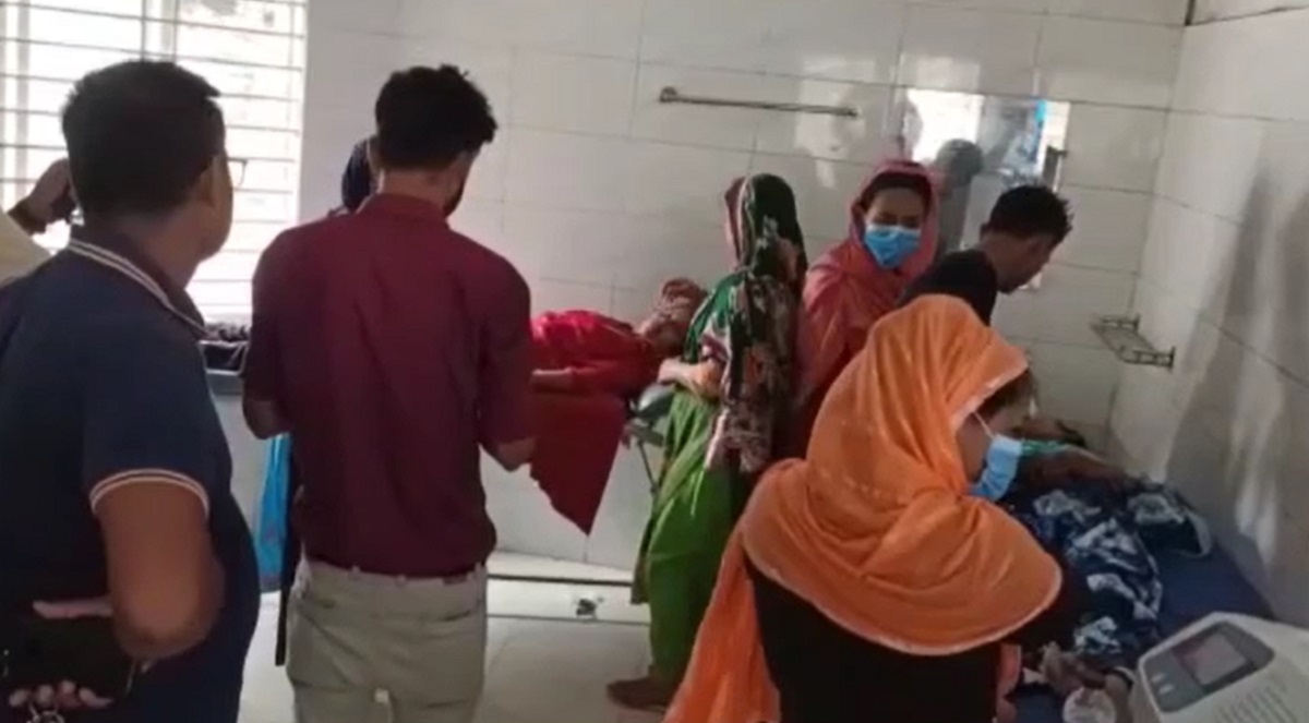 গাজীপুরের পোশাক কারখানায় অজ্ঞাত কারণে হঠাৎ অর্ধশতাধিক শ্রমিক অসুস্থ